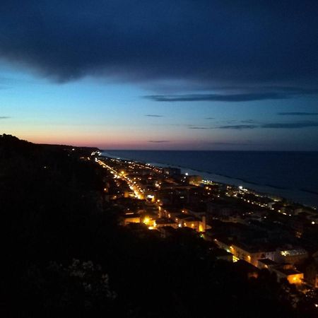 Готель Castello - Solo Pernotto Купра-Мариттіма Екстер'єр фото
